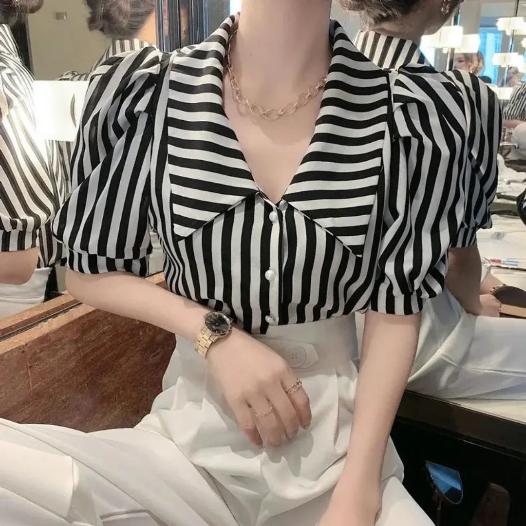 Çizgili Kısa Kollu Gömlek – Şık ve Zarif Tasarım