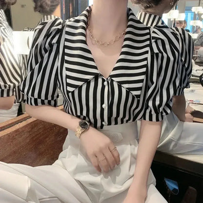 Çizgili Kısa Kollu Gömlek – Şık ve Zarif Tasarım