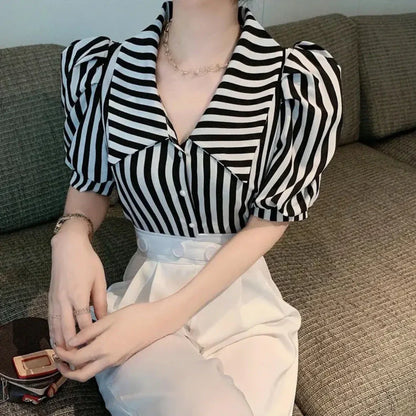 Çizgili Kısa Kollu Gömlek – Şık ve Zarif Tasarım